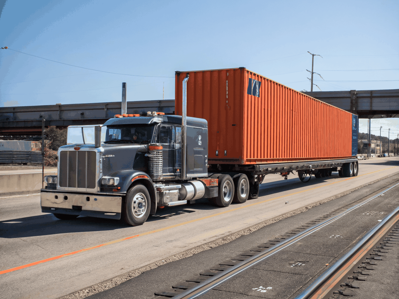 Trailer dan tronton heavy duty untuk angkutan kontainer JPT Anugerah Bahari